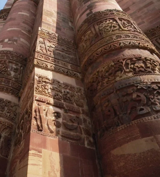 Ο Qutb Minar λεπτομέρειες ιστοσελίδα μνημείο στο Νέο Δελχί, Ινδία — Φωτογραφία Αρχείου