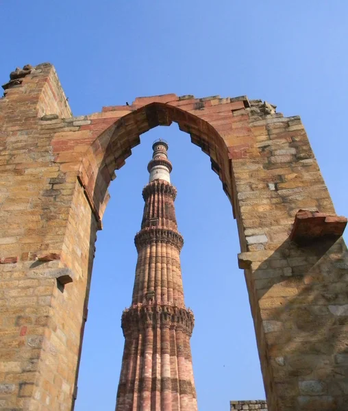 O monumento Qutb Minar em Nova Deli, Índia — Fotografia de Stock