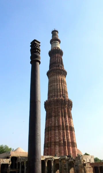 El minarete Qutub Minar y el pilar de hierro en Nueva Delhi, India . —  Fotos de Stock