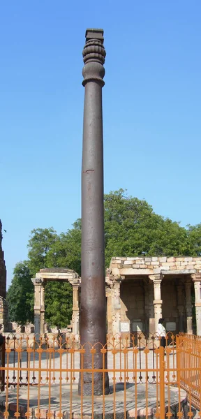 De Qutb Minar pijler van het ijzer in New Delhi, India. — Stockfoto