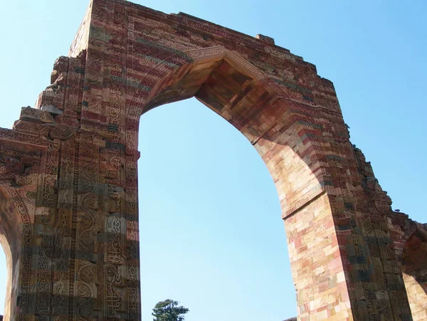 O local do monumento Qutb Minar em Nova Deli, Índia — Fotografia de Stock