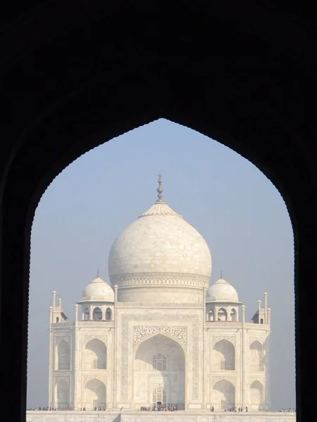 Icónica vista del Taj Mahal desde la mezquita adyacente — Foto de Stock