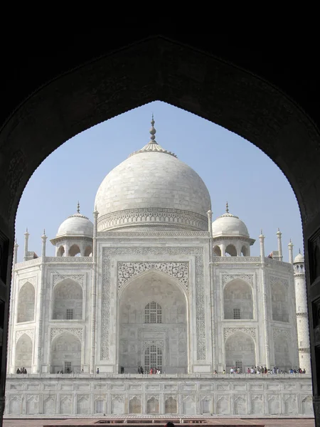 Taj Mahal desde un portal arqueado de la mezquita adyacente — Foto de Stock