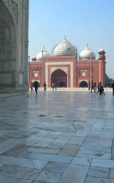 Mezquita de arenisca roja en el complejo Taj Mahal — Foto de Stock