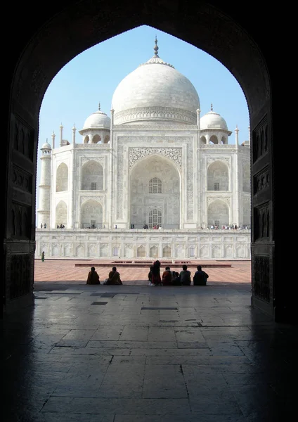 Icónica vista del Taj Mahal desde la mezquita adyacente — Foto de Stock