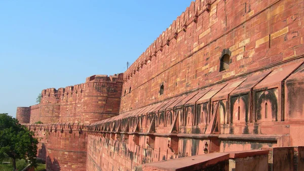 Detalles de la escultura de pared roja en Fort Agra, norte de India —  Fotos de Stock
