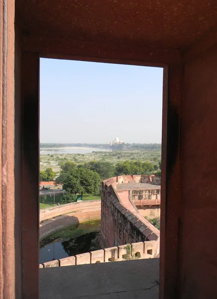Вид на Тадж-Махал из Форт-Агры, Северная Индия — стоковое фото