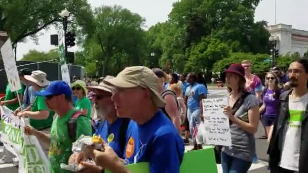 WASHINGTON DC - APRIL 29, 2017 Peoples Climate Movement — Stock Video