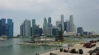 Singapur - 6 Mayıs 2017: Panorama Marina Bay arasında