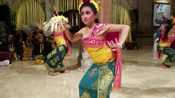 UBUD, BALI, INDONESIA - 11 DE MAYO DE 2017: Bailarines balineses realizan el Ramayana — Vídeo de stock