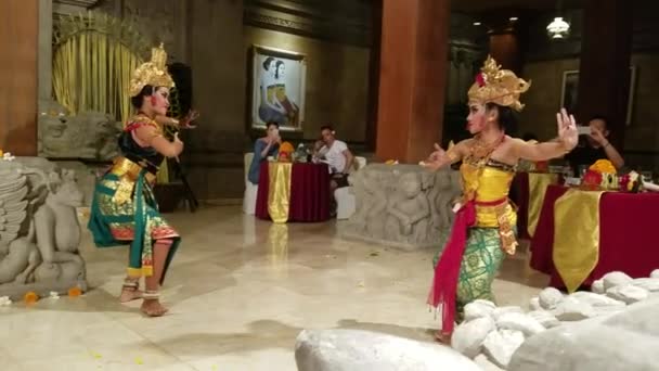 Ubud, Bali, Indonesien - 11 maj 2017: Balinesiska dansare utföra Ramayana — Stockvideo