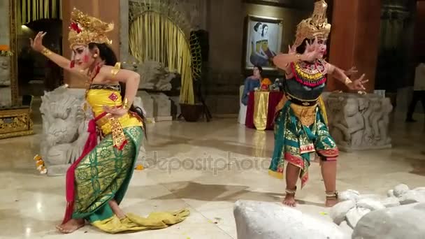 Ubud, Bali, Endonezya - 11 Mayıs 2017: Balili Ramayana gerçekleştirmek — Stok video