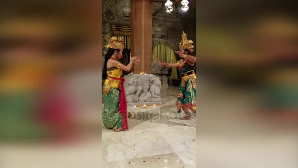 Ubud, Bali, Indonezja - 11 maja 2017: Balijski tancerze wykonują Ramajana — Wideo stockowe