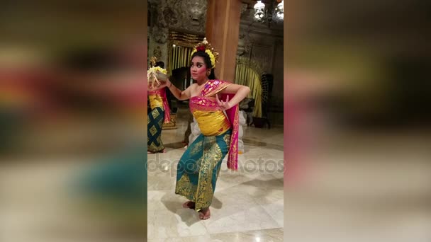 Ubud, Bali, Indonesien - 11 maj 2017: Balinesiska dansare utföra Ramayana — Stockvideo