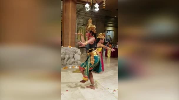 UBUD, BALI, INDONÉSIE - 11 MAI 2017 : Des danseurs balinais interprètent le Ramayana — Video