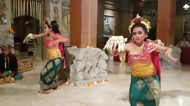 Ubud, Bali, Indonésie - 11. května 2017: Balijská tanečnice provést Rámajány — Stock video