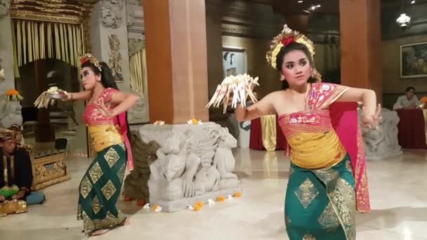 Ubud, Bali, Indonesien - 11 maj 2017: Balinesiska dansare utföra Ramayana — Stockvideo
