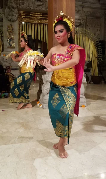 Ubud, Bali, Indonesië - 11 mei 2017: Balinese danseressen voeren de Ramayana — Stockfoto