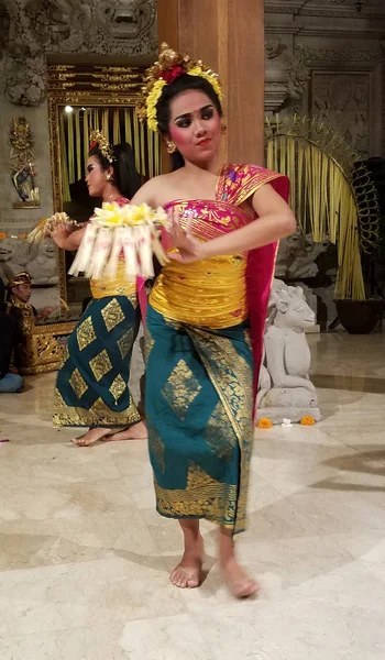 UBUD, BALI, INDONÉSIA - MAIO 11, 2017: Dançarinos balineses realizam o Ramayana — Fotografia de Stock