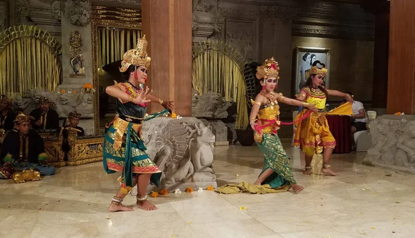 Ubud, Балі, Індонезія - 11 травня 2017: Балійском танцюристи виконують на "Рамаяна" — стокове фото