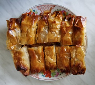 Ev yapımı elma strudel bir tepsi