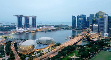 Singapur - 6 Mayıs 2017: Panorama Marina Bay arasında