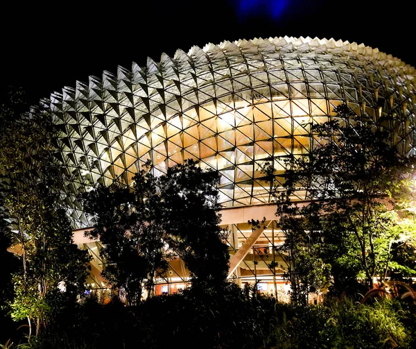 SINGAPUR - 6 de mayo de 2017: Cúpula de vidrio futurista . — Foto de Stock