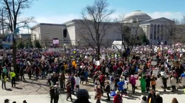 Washington, Dc - 24 Mart 2018: Mart için sorumlu silah kontrol yasaları için soran hayatımızın, öğrenci başkanlığındaki bir miting boyunca ABD, 800'den fazla kardeş olaylar ile katılan insanlar. 