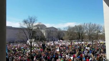 Washington, Dc - 24 Mart 2018: Mart için sorumlu silah kontrol yasaları için soran hayatımızın, öğrenci başkanlığındaki bir miting boyunca ABD, 800'den fazla kardeş olaylar ile katılan insanlar. 