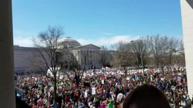 Washington, Dc - 24 Mart 2018: Mart için sorumlu silah kontrol yasaları için soran hayatımızın, öğrenci başkanlığındaki bir miting boyunca ABD, 800'den fazla kardeş olaylar ile katılan insanlar. 