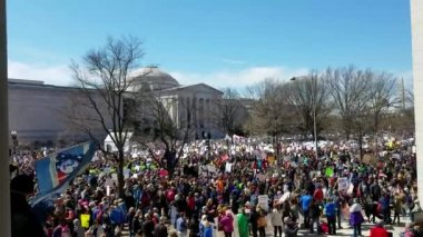 Washington, Dc - 24 Mart 2018: Mart için sorumlu silah kontrol yasaları için soran hayatımızın, öğrenci başkanlığındaki bir miting boyunca ABD, 800'den fazla kardeş olaylar ile katılan insanlar. 