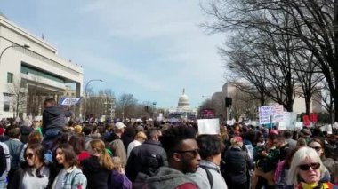 Washington, Dc - 24 Mart 2018: Mart için sorumlu silah kontrol yasaları için soran hayatımızın, öğrenci başkanlığındaki bir miting boyunca ABD, 800'den fazla kardeş olaylar ile katılan insanlar. 