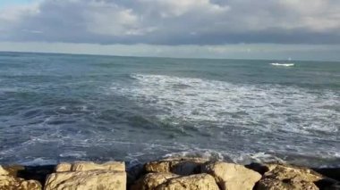 Deniz kenarındaki sete kayalarda Denia, Akdeniz liman Alicante ili, Costa Blanca, İspanya çökmesini dalgalar. 