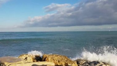 Deniz kenarındaki sete kayalarda Denia, Akdeniz liman Alicante ili, Costa Blanca, İspanya çökmesini dalgalar. 