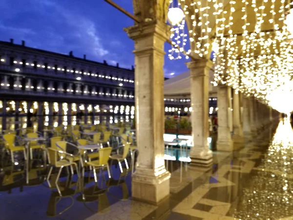 Bokeh vista nocturna de la Plaza San Marco en Venecia, Italia —  Fotos de Stock