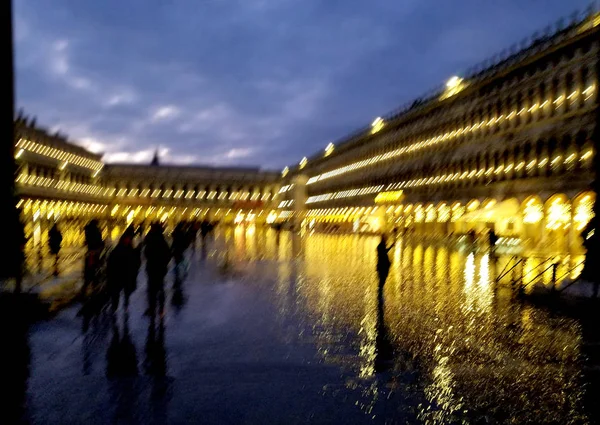 Bokeh vista noturna do San Marco Plaza em Veneza, Itália — Fotografia de Stock