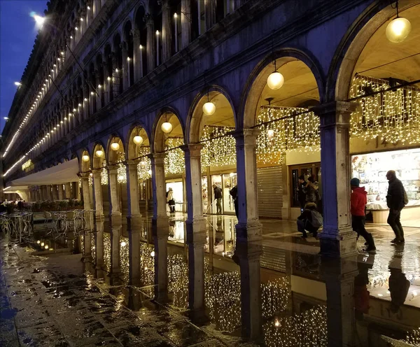 Vista nocturna de la Plaza San Marco en Venecia, Italia —  Fotos de Stock