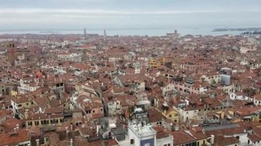 İtalya 'nın San Marco Plaza kentindeki çan kulesinin tepesinden Venedik' in hava manzarası.