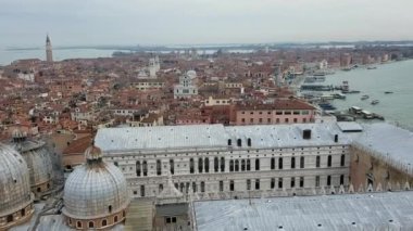Venedik, İtalya 'nın havadan görünüşü, San Marco meydanındaki çan kulesinin tepesinden Palazzo Ducale olarak bilinen Valilik Sarayı' na kadar..