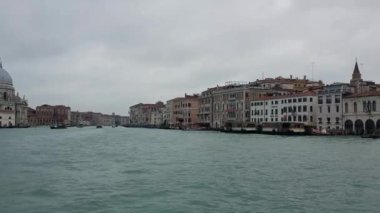 Büyük Kanal ve Basilica Santa Maria della Salute Venedik, İtalya 'da tekne turu.