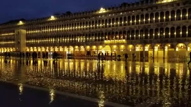 Venetië Italië December 2019 Nachtzicht Met Wandelaars Een Overstroomde San — Stockvideo