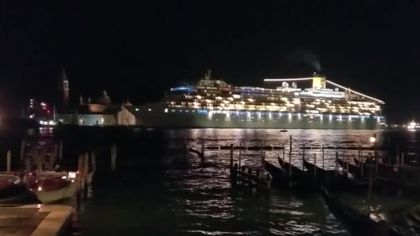 Toeristische Cruises Schip Verlaten Stad Venetië Italië Nachts — Stockvideo