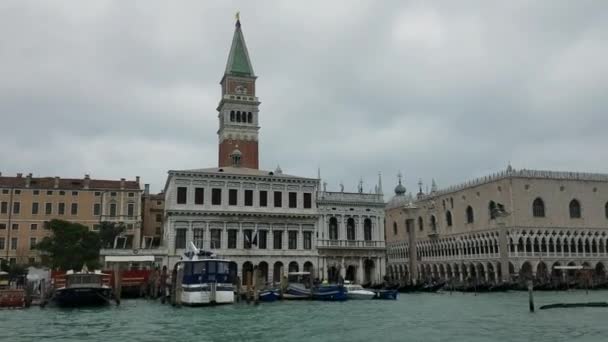 イタリア ヴェネツィアのサン マルコ運河から有名なカンパニーレとドージェ宮殿のボートツアービュー — ストック動画