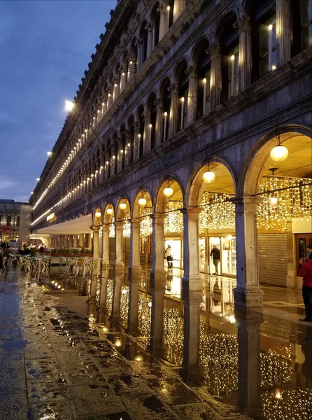 Venecia Italia Diciembre 2019 Vista Nocturna Una Inundada Plaza San —  Fotos de Stock