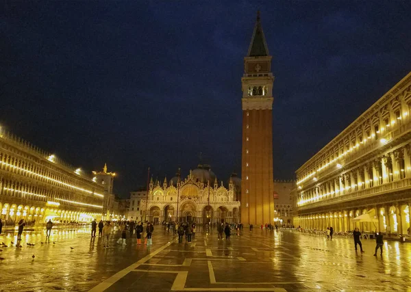 Venecia Italia Diciembre 2019 Vista Nocturna Con Personas Caminando Una —  Fotos de Stock