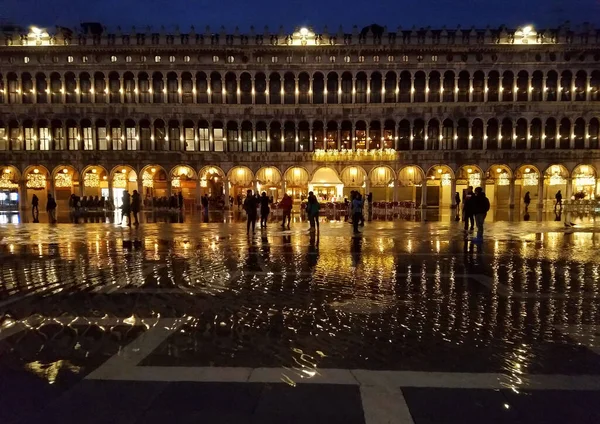 Venice Italy December 2019 Nighttime View People Walking Flooded San — Stock Photo, Image