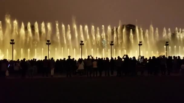Lima Peru Srpna 2018 Lidé Sledují Kouzelný Vodní Okruh Světelnou — Stock video