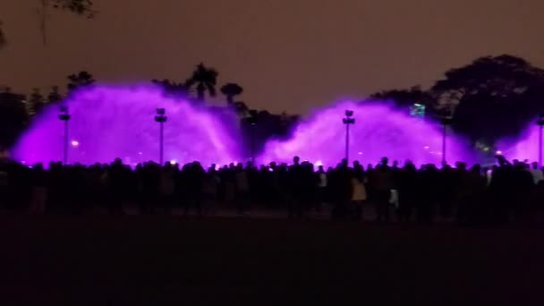 ペルーのリマ 2018年8月31日 世界最大の噴水複合施設であるリザーブ公園で魔法の水の回路と光のショーを見ている人々 — ストック動画