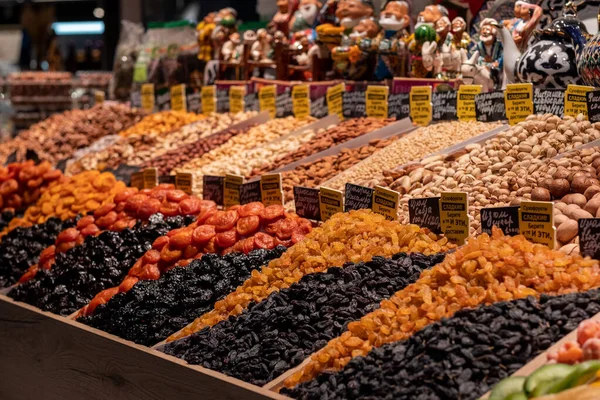 Frutas secas en los estantes del mercado. Deliciosas delicias. Albaricoques secos, pasas, ciruelas pasas y frutos secos . — Foto de Stock