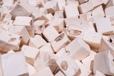 Süpermarkette fındıklı büyük bir yığın marşmelov. Tatlı pasta arka planı.